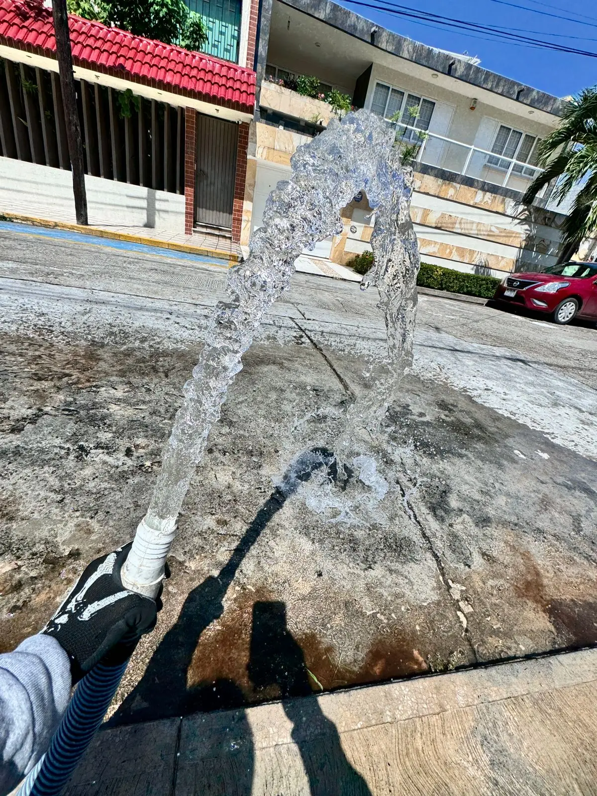 Agua ya limpia saliendo por la manguera de succión al terminar el lavado de cisterna